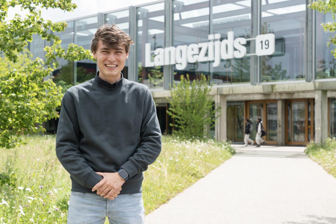 Gezicht achter de raad