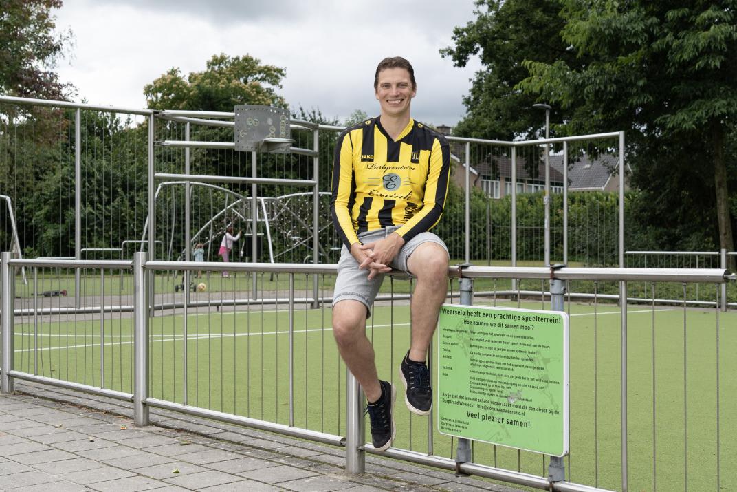 Gezicht achter de raad
