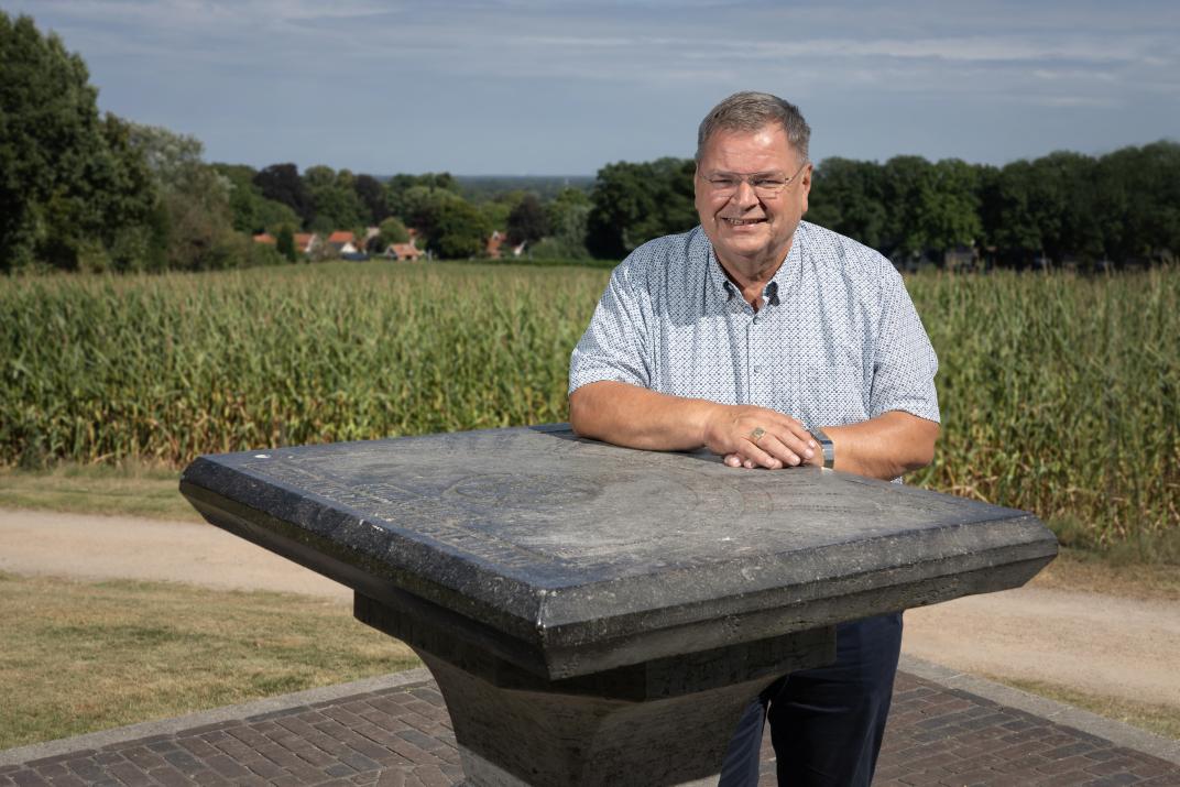 Gezicht achter de raad