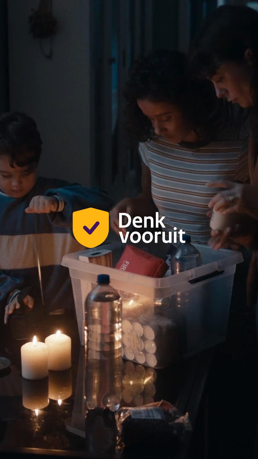 Familie met noodpakket in huis