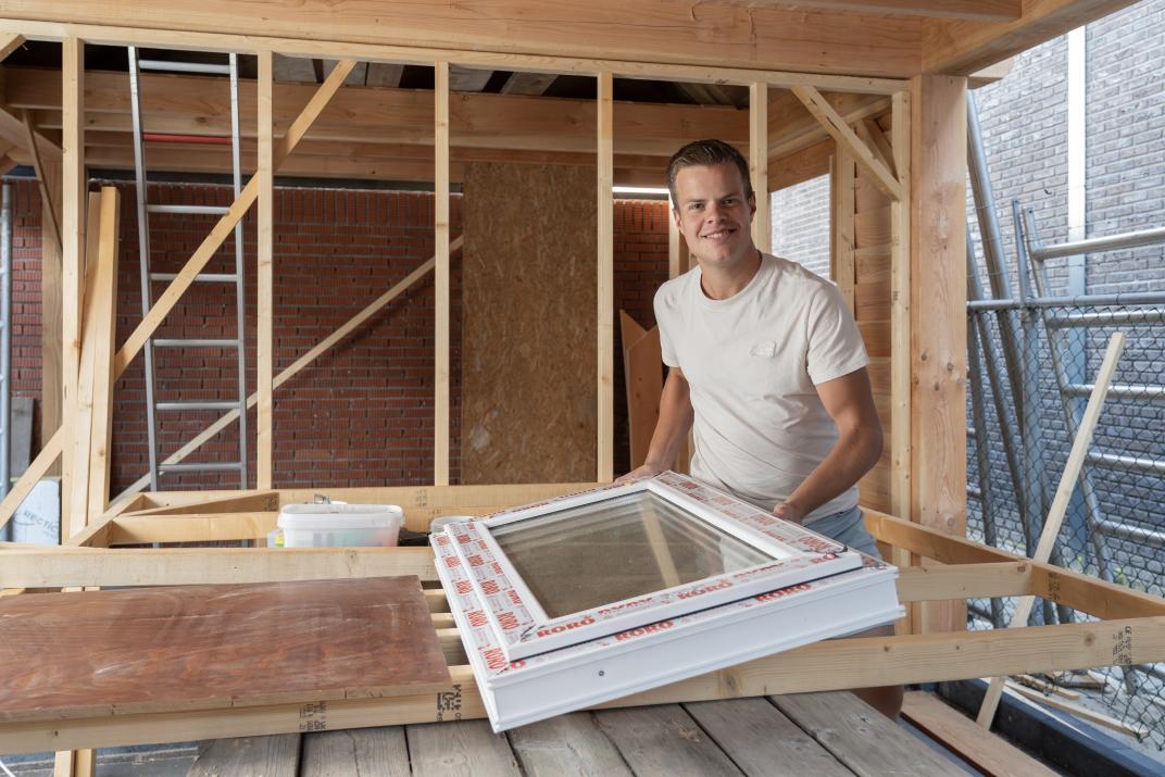 Gezicht achter de raad