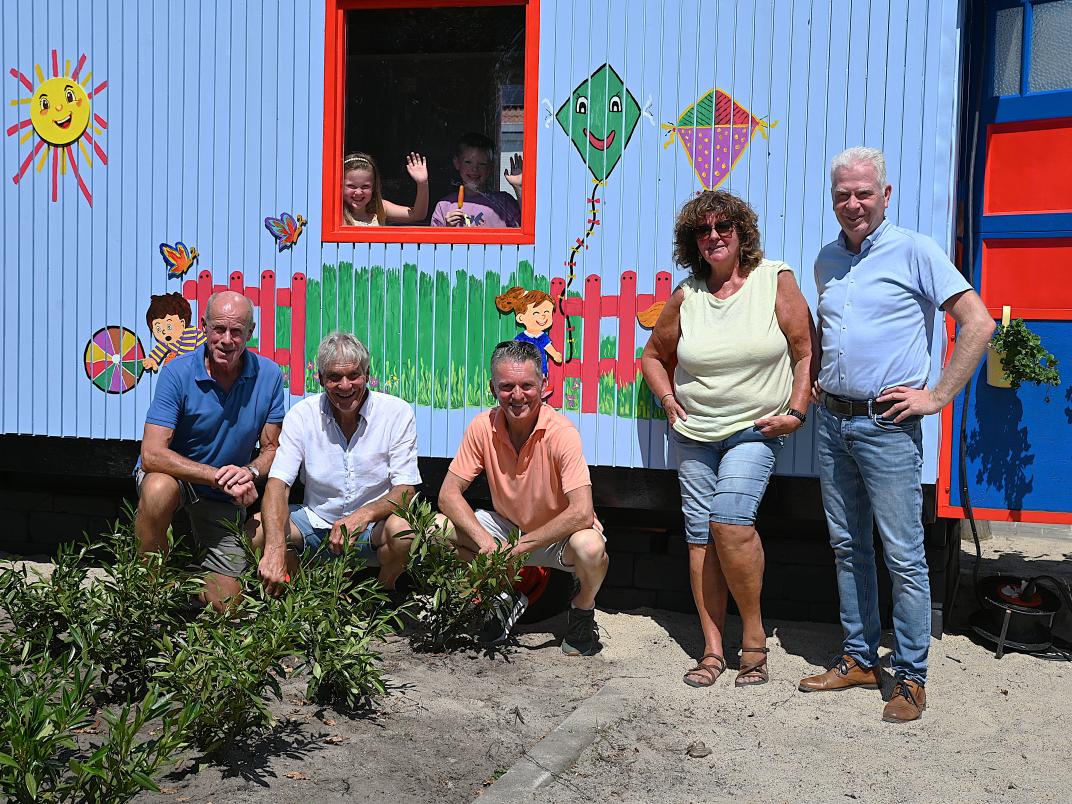 initiatiefnemers-schilderes-wethouder-olde-kalter.JPG